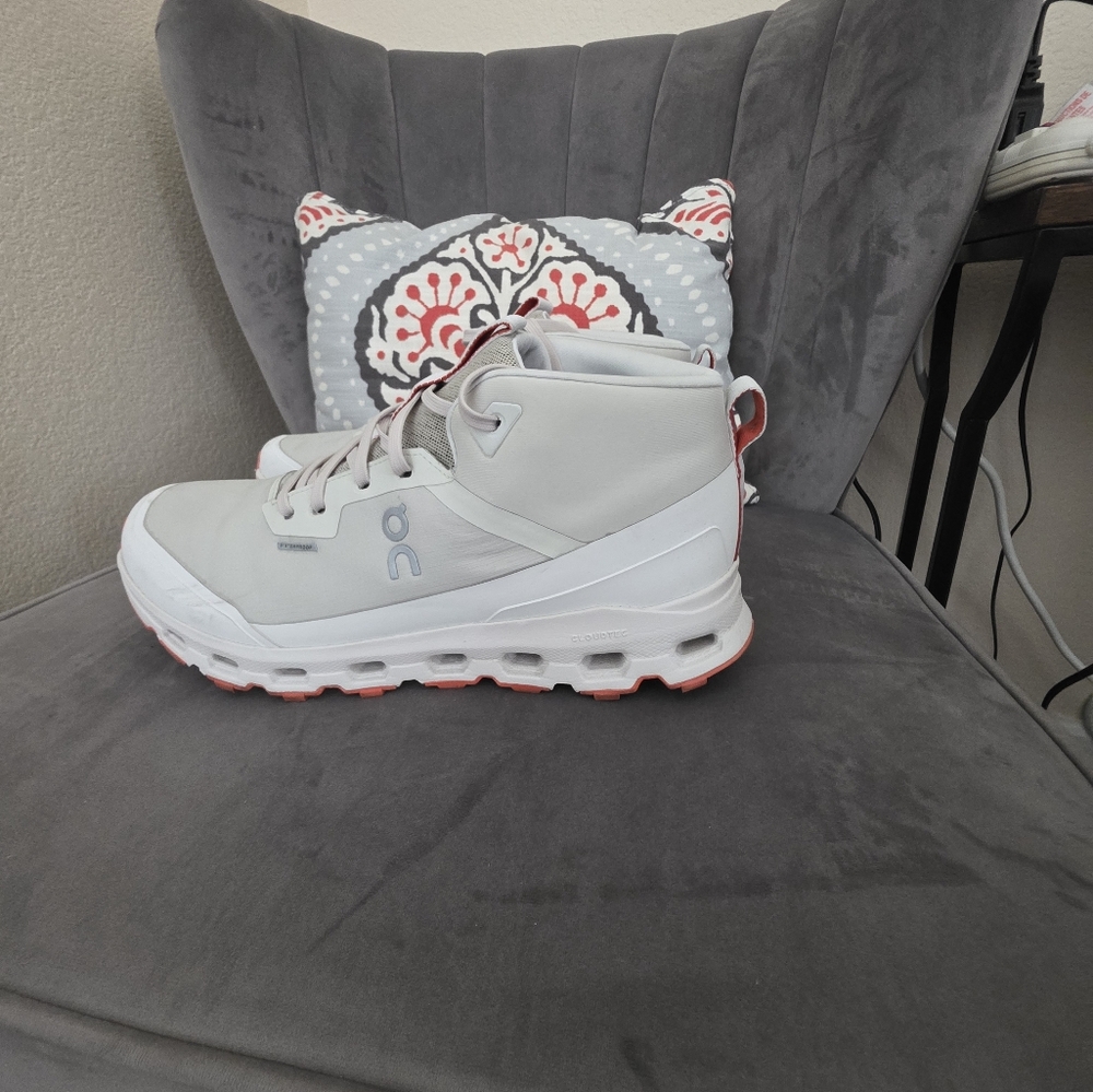 Men size 10 On training tennis shoes.